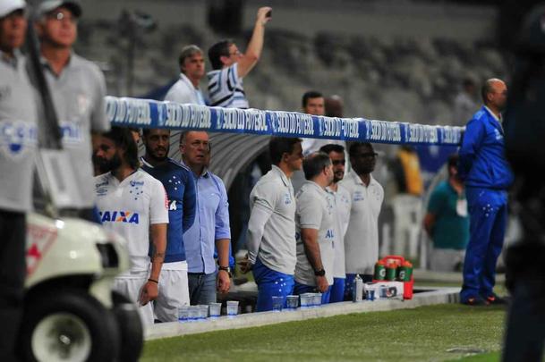Mano Menezes mostrou cara de poucos amigos durante vitria cruzeirense no Mineiro. Time azul venceu com futebol aptico e abriu vantagem nas oitavas de final da Copa do Brasil