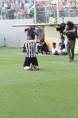 Robinho abriu o placar no clssico e colocou o Atltico em vantagem 