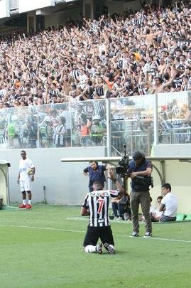 Robinho abriu o placar no clssico e colocou o Atltico em vantagem 