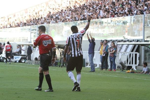 Robinho abriu o placar no clssico e colocou o Atltico em vantagem 