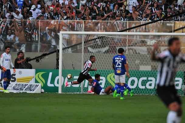 Robinho abriu o placar do clssico e colocou o Atltico em vantagem