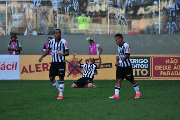 Robinho abriu o placar do clssico e colocou o Atltico em vantagem