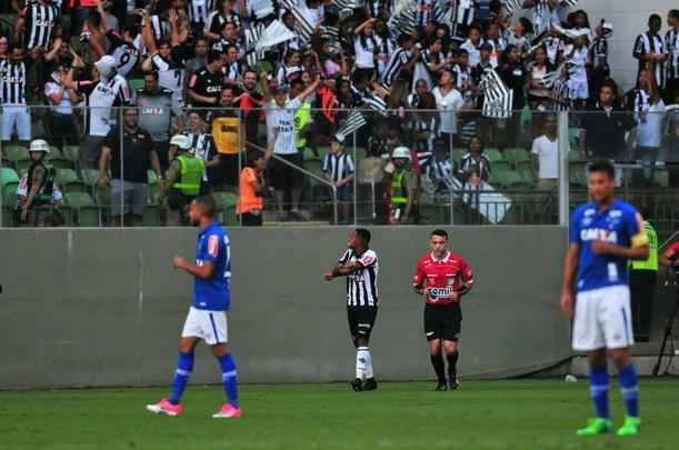 Robinho abriu o placar do clssico e colocou o Atltico em vantagem