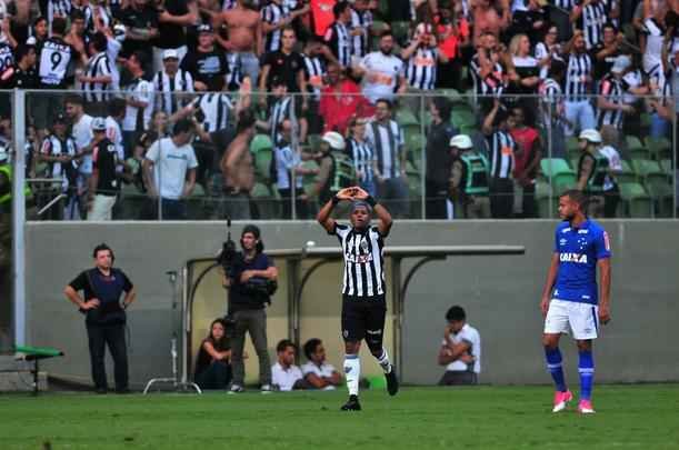 Robinho abriu o placar do clssico e colocou o Atltico em vantagem