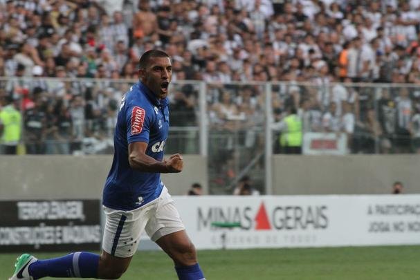 Cruzeiro voltou ofensivo no segundo tempo, e bila marcou o gol de empate aos 7', em concluso de voleio
