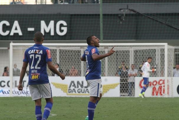 Cruzeiro voltou ofensivo no segundo tempo, e bila marcou o gol de empate aos 7', em concluso de voleio