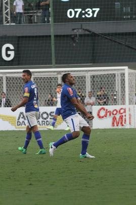 Cruzeiro voltou ofensivo no segundo tempo, e bila marcou o gol de empate aos 7', em concluso de voleio