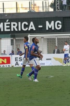 Cruzeiro voltou ofensivo no segundo tempo, e bila marcou o gol de empate aos 7', em concluso de voleio