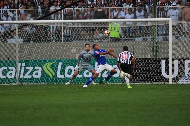Veja o gol de bila, do Cruzeiro, por outro ngulo: 1 a 1