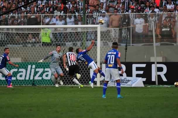 Veja o gol de bila, do Cruzeiro, por outro ngulo: 1 a 1