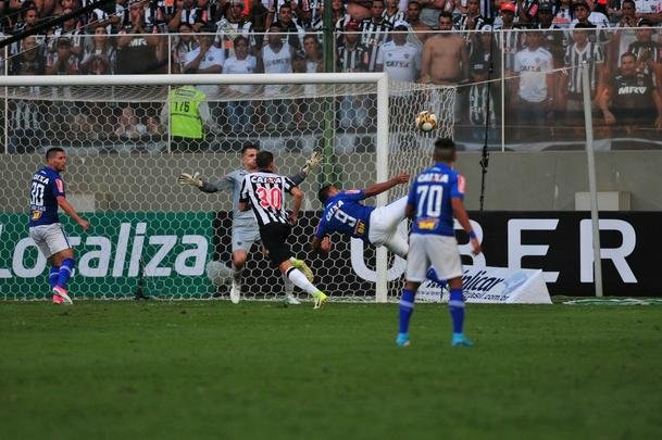 Veja o gol de bila, do Cruzeiro, por outro ngulo: 1 a 1