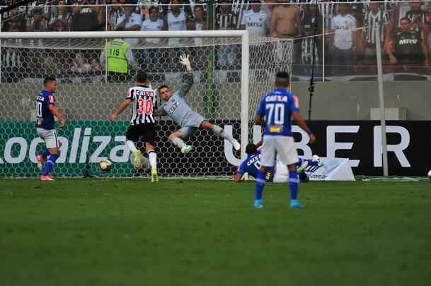 Veja o gol de bila, do Cruzeiro, por outro ngulo: 1 a 1