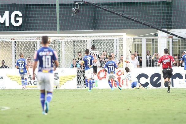 Elias recebeu passe de Cazares pela direita e marcou o segundo do Atltico: 2 a 1