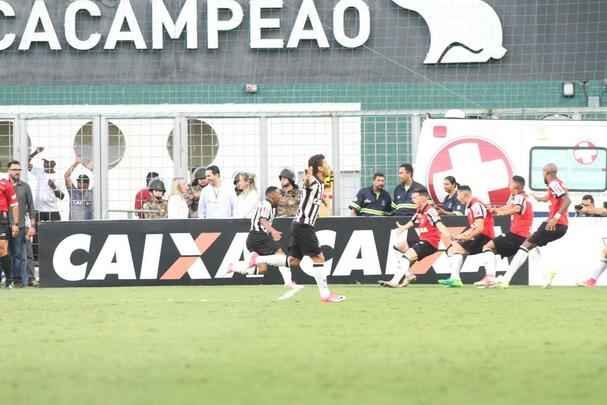 Elias recebeu passe de Cazares pela direita e marcou o segundo do Atltico: 2 a 1
