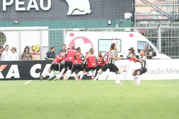 Elias recebeu passe de Cazares pela direita e marcou o segundo do Atltico: 2 a 1