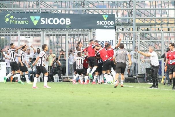 Elias recebeu passe de Cazares pela direita e marcou o segundo do Atltico: 2 a 1