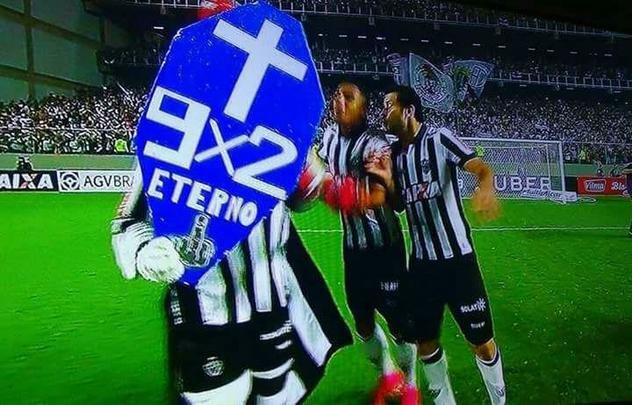 Campees mineiros, atleticanos tiram sarro de cruzeirenses na internet