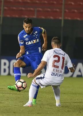Imagens da partida entre Nacional e Cruzeiro, pela primeira fase da Copa Sul-Americana