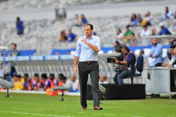 Partida no Mineiro marcou as estreias de Cruzeiro e So Paulo no Campeonato Brasileiro