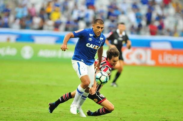 Partida no Mineiro marcou as estreias de Cruzeiro e So Paulo no Campeonato Brasileiro