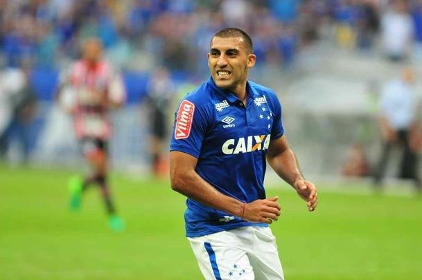 Partida no Mineiro marcou as estreias de Cruzeiro e So Paulo no Campeonato Brasileiro