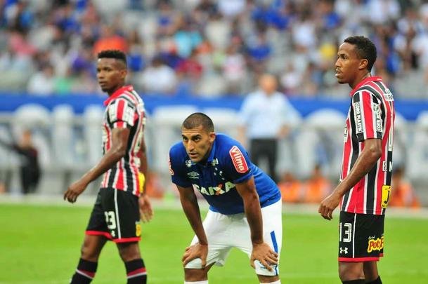 Partida no Mineiro marcou as estreias de Cruzeiro e So Paulo no Campeonato Brasileiro