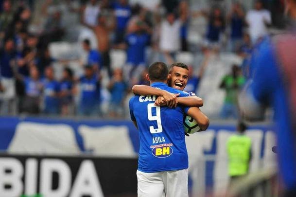 Ramn bila marcou o gol do Cruzeiro aos dois minutos do segundo tempo