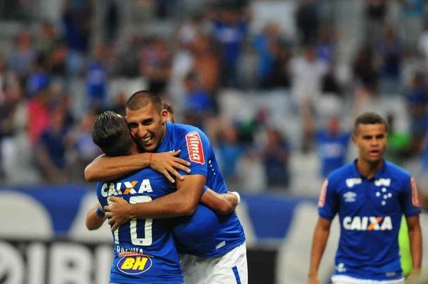 Ramn bila marcou o gol do Cruzeiro aos dois minutos do segundo tempo
