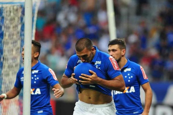 Ramn bila marcou o gol do Cruzeiro aos dois minutos do segundo tempo