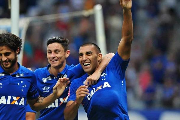 Ramn bila marcou o gol do Cruzeiro aos dois minutos do segundo tempo