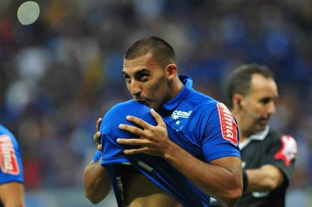 Ramn bila marcou o gol do Cruzeiro aos dois minutos do segundo tempo