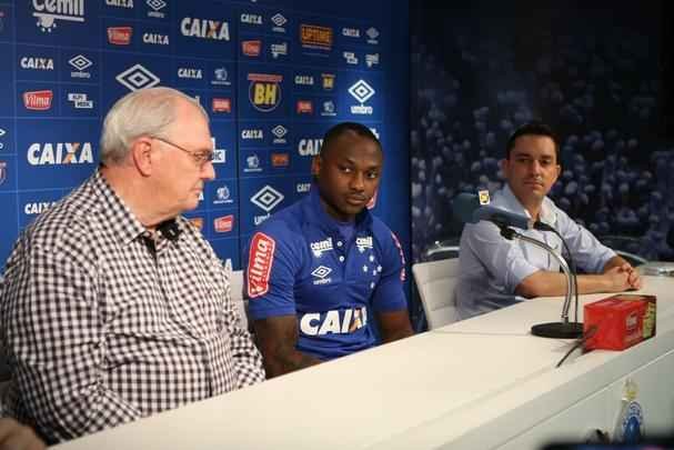 SASS - Sass foi anunciado pelo Cruzeiro em 6 de junho. Destaque no Botafogo, ele sofreu com problemas disciplinares no Rio de Janeiro e foi colocado numa espcie de leilo pelo clube alvinegro. Depois de oferecer Elber numa troca e ver o negcio falhar, a Raposa mandou o meia-atacante Marcos Vincius para o time da estrela solitria. Os clubes seguiram, cada um, com 50% dos direitos econmicos dos jogadores. Hoje lesionado, Sass disputou 17 jogos e marcou sete gols pelo Cruzeiro.