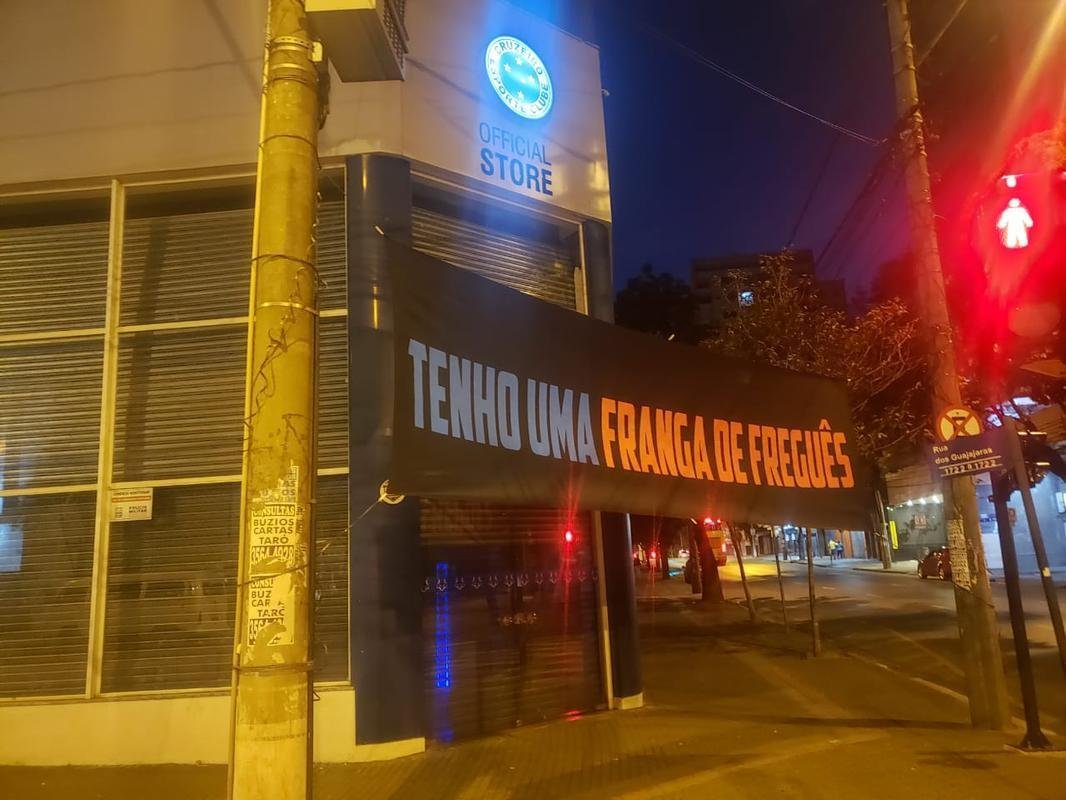 BH amanhece com faixas em provocações ao Atlético-MG após eliminação do clube