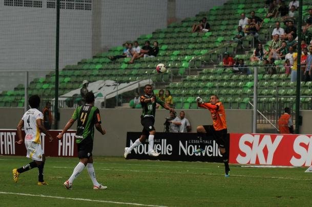 Na sua primeira partida com a camisa do Amrica, Agenor balanou as redes; o Coelho bateu o Cricima por 3 a 0, no Independncia