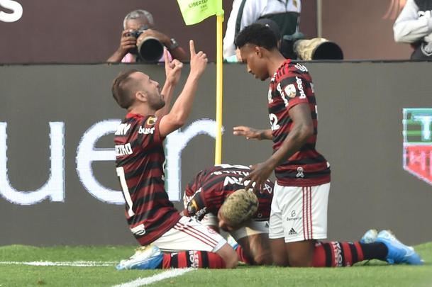 Festa de Gabigol aps garantir ttulo do Flamengo