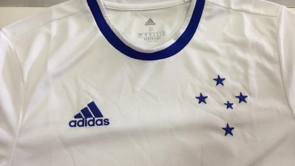 Camisa branca do Cruzeiro fabricada pela Adidas