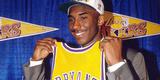 13 escolha do Draft de 1996, Kobe foi recrutado pelo Charlotte Hornets aos 17 anos, mas logo foi trocado e enviado aos Lakers, onde passou toda a carreira