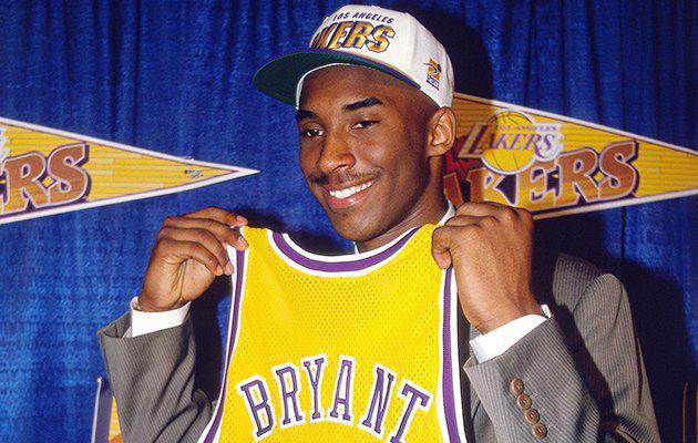 13 escolha do Draft de 1996, Kobe foi recrutado pelo Charlotte Hornets aos 17 anos, mas logo foi trocado e enviado aos Lakers, onde passou toda a carreira