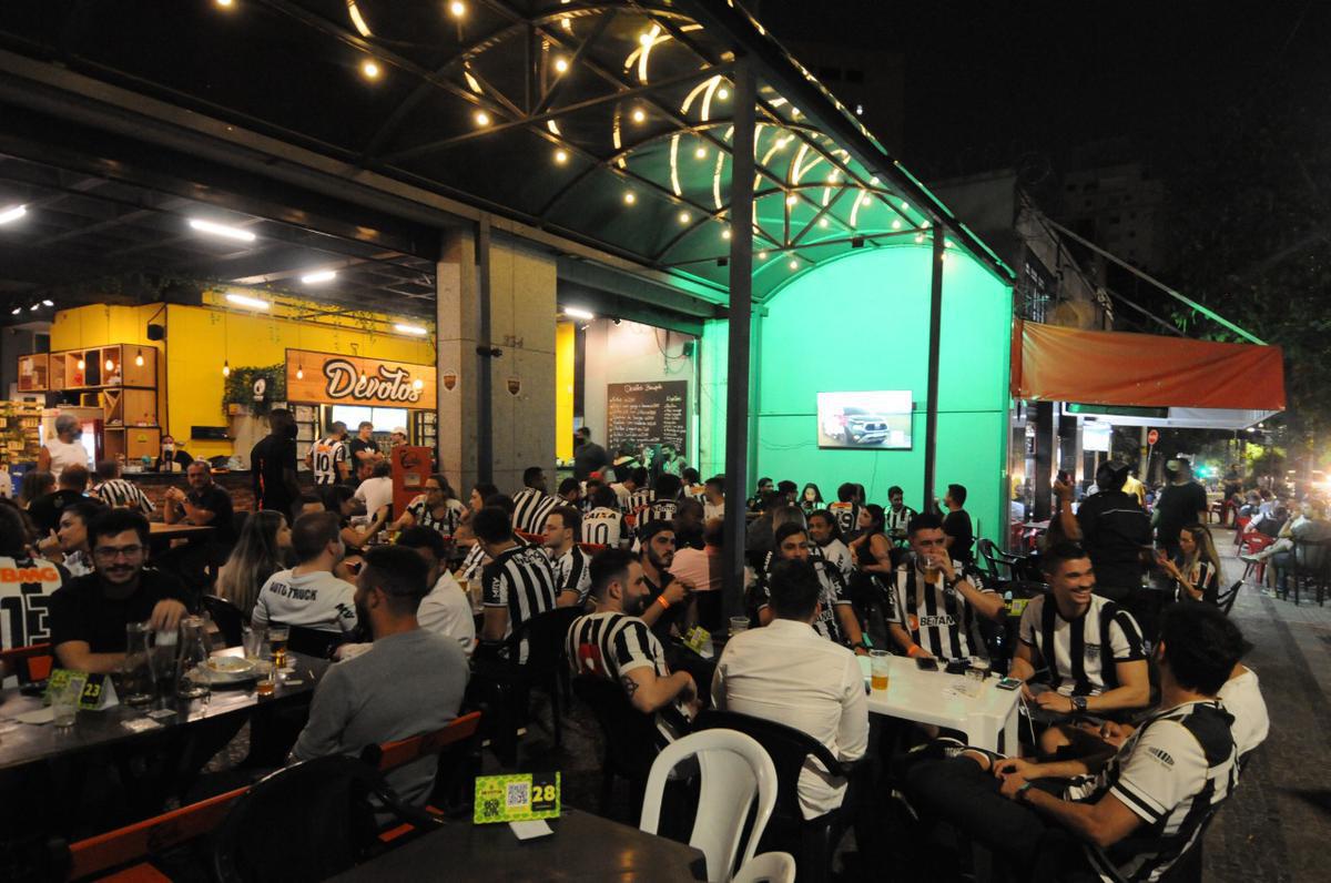 Torcedores do Atltico acompanham jogo contra o Palmeiras, pela Copa Libertadores, no Devotos Bar, no bairro Funcionrios, na Regio Centro-Sul de Belo Horizonte