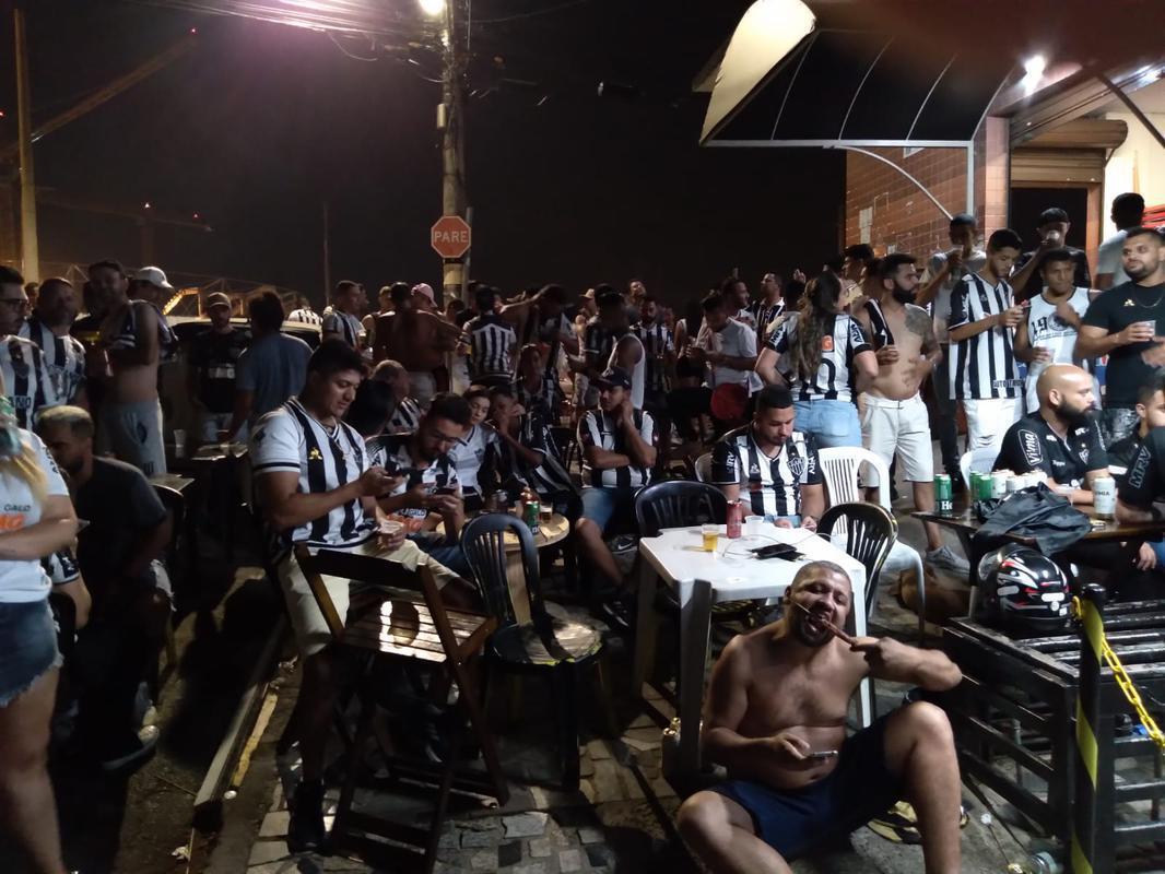 Torcedores do Atltico acompanham jogo contra o Palmeiras, pela Copa Libertadores, no Arena Sport Bar, no bairro Califrnia, na Regio Noroeste de Belo Horizonte