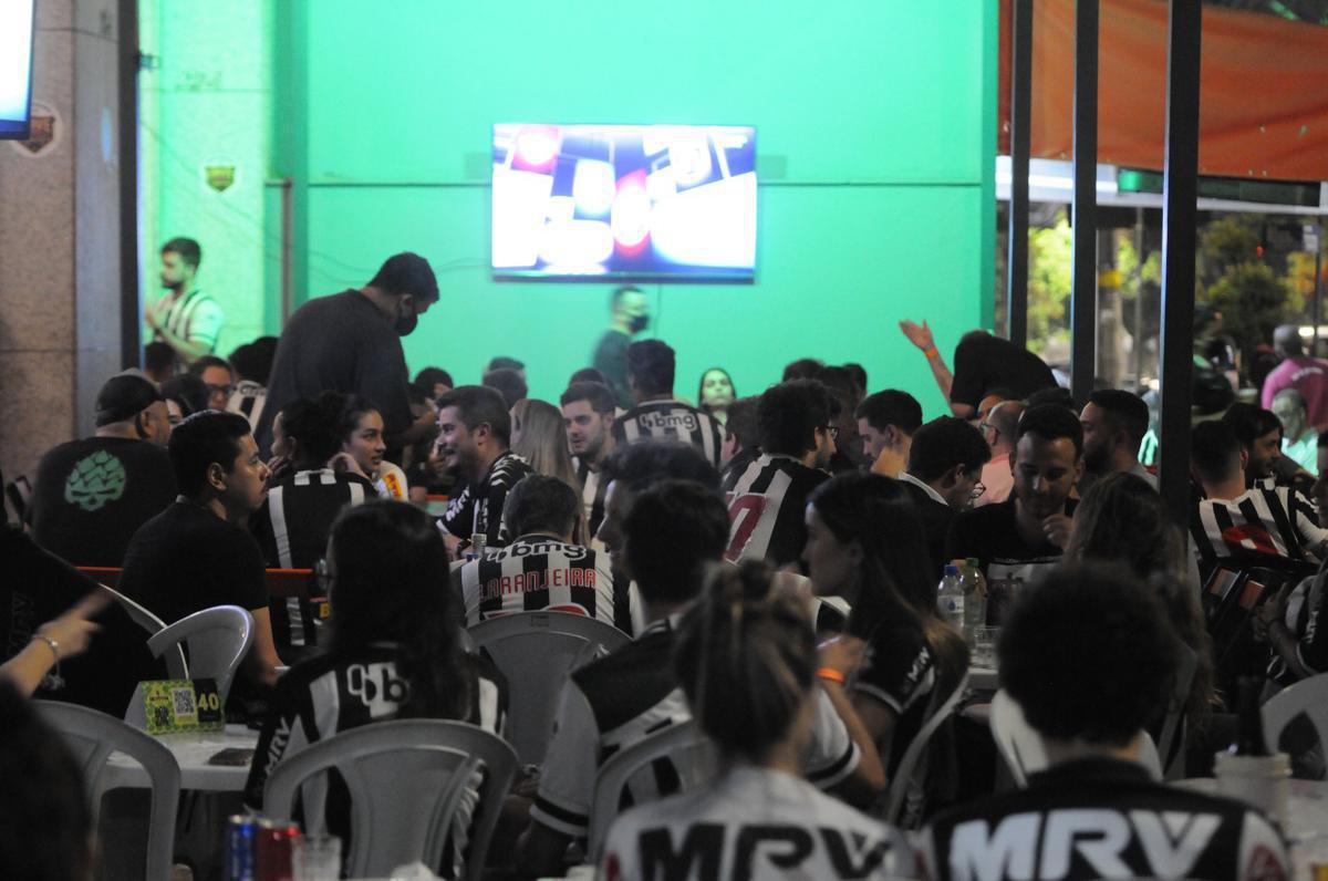 Torcedores do Atltico acompanham jogo contra o Palmeiras, pela Copa Libertadores, no Devotos Bar, no bairro Funcionrios, na Regio Centro-Sul de Belo Horizonte