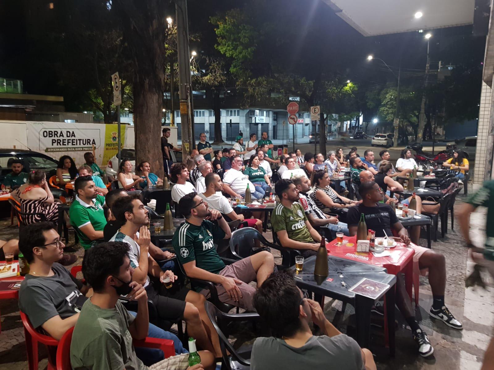 Torcedores do Palmeiras acompanham jogo contra o Atltico, pela Copa Libertadores, no Espeto & Brasa, na Regio Centro-Sul de Belo Horizonte