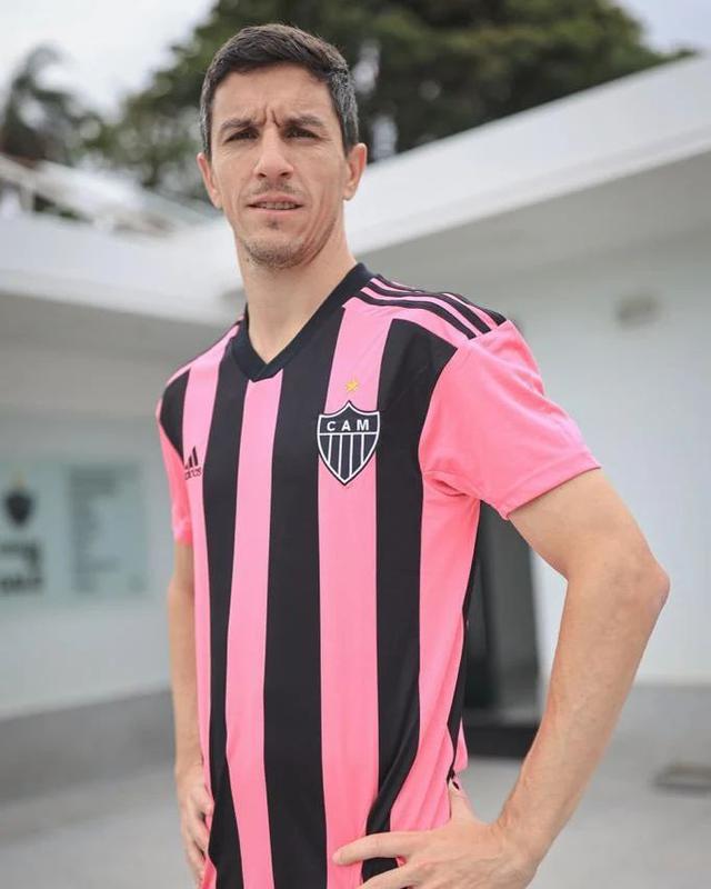 Jogadores do Atltico posam com nova camisa rosa