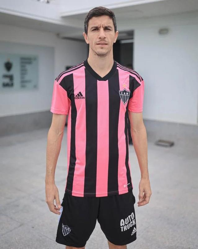 Jogadores do Atltico posam com nova camisa rosa