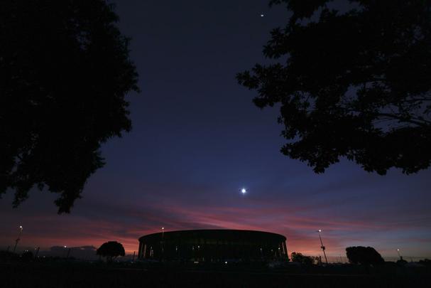 O Estdio Nacional Man Garrincha, de Braslia, foi inaugurado em 18 de maio de 2013, tem capacidade para 70.824 espectadores e receber sete jogos da Copa do Mundo