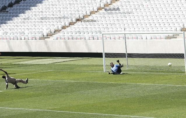 A Arena Corinthians, tambm conhecida como Itaquero, tem inaugurao programada em So Paulo para 15 de abril de 2014. Sua capacidade ser de 65.807 espectadores. O estdio receber a abertura da Copa do Mundo, com o duelo entre Brasil e Crocia, em 12/06, e mais cinco jogos