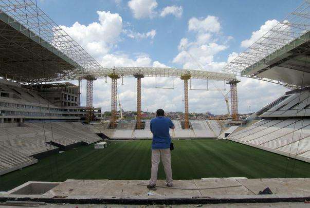 A Arena Corinthians, tambm conhecida como Itaquero, tem inaugurao programada em So Paulo para 15 de abril de 2014. Sua capacidade ser de 65.807 espectadores. O estdio receber a abertura da Copa do Mundo, com o duelo entre Brasil e Crocia, em 12/06, e mais cinco jogos