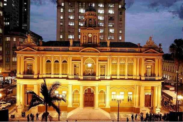 O Pao Municipal de Porto Alegre, tambm conhecido como Prefeitura Velha ou Pao dos Aorianos,  a sede da prefeitura da Porto Alegrel, sendo um dos seus mais caractersticos e importantes prdios histricos.