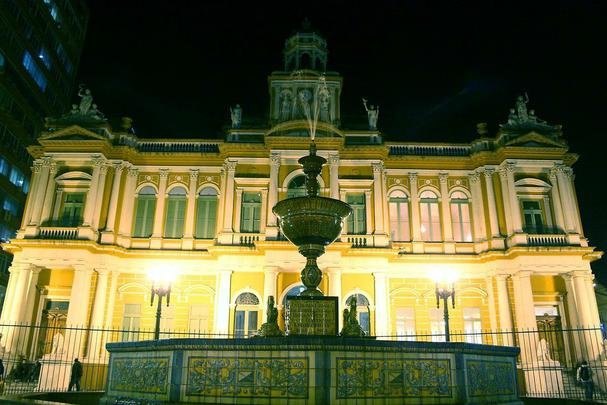 O Pao Municipal de Porto Alegre, tambm conhecido como Prefeitura Velha ou Pao dos Aorianos,  a sede da prefeitura da Porto Alegrel, sendo um dos seus mais caractersticos e importantes prdios histricos.