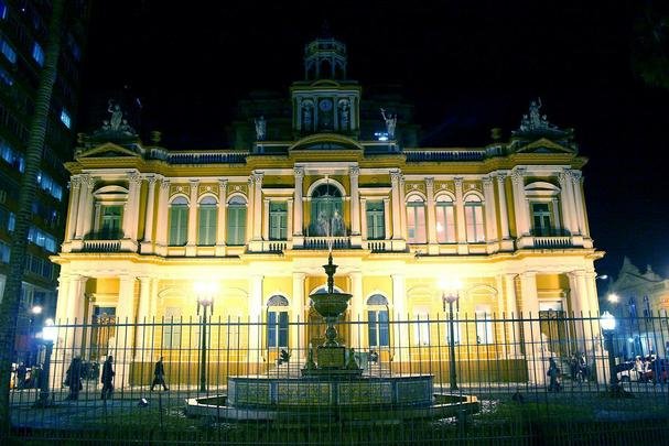 O Pao Municipal de Porto Alegre, tambm conhecido como Prefeitura Velha ou Pao dos Aorianos,  a sede da prefeitura da Porto Alegrel, sendo um dos seus mais caractersticos e importantes prdios histricos.